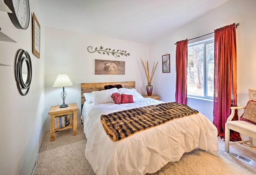 John Day Lakehouse W/ A Great Outdoor Space!