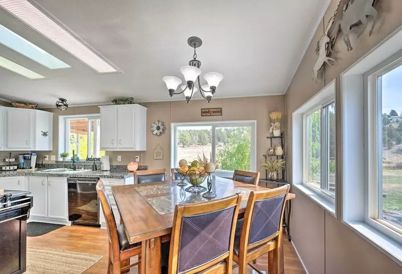 John Day Lakehouse W/ A Great Outdoor Space!