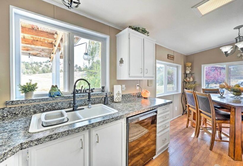 John Day Lakehouse W/ A Great Outdoor Space!