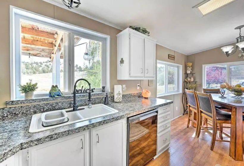 John Day Lakehouse W/ A Great Outdoor Space!