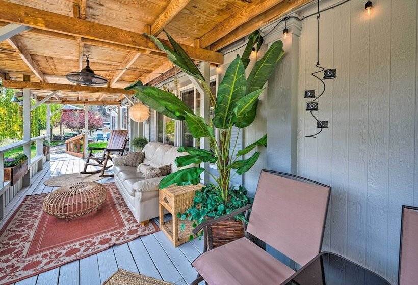 John Day Lakehouse W/ A Great Outdoor Space!