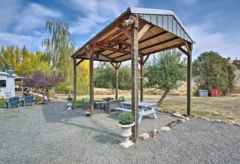 John Day Lakehouse W/ A Great Outdoor Space!