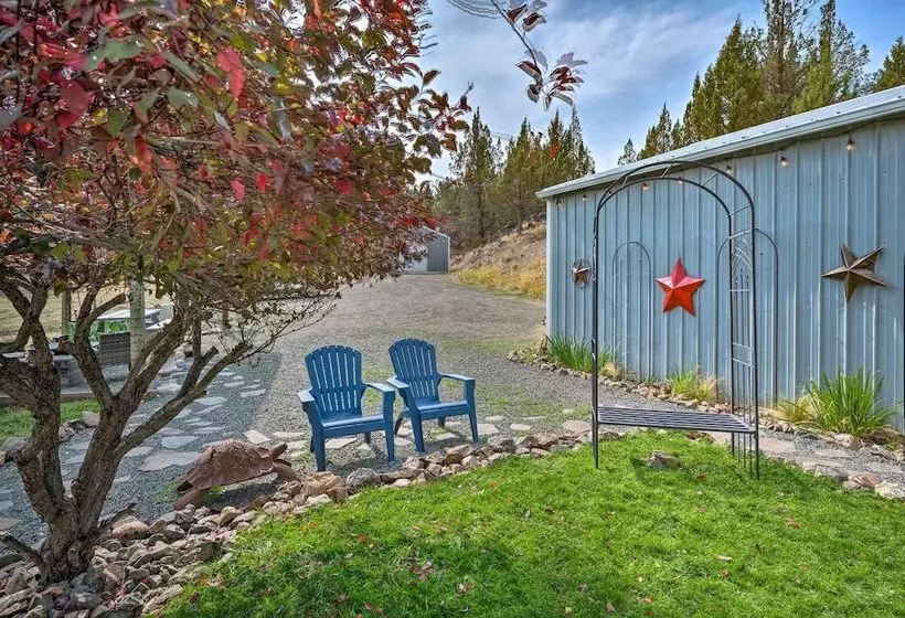 John Day Lakehouse W/ A Great Outdoor Space!