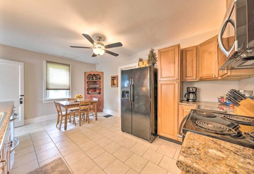 Lucky Dawg  Pet Friendly Abode Near St Louis!