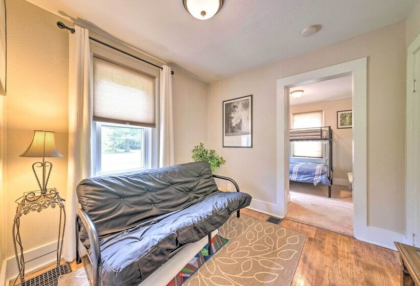 Lucky Dawg  Pet Friendly Abode Near St Louis!