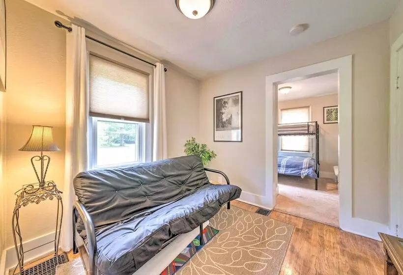 Lucky Dawg  Pet Friendly Abode Near St Louis!