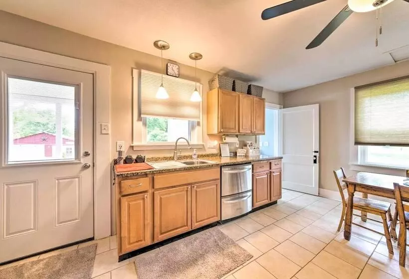 Lucky Dawg  Pet Friendly Abode Near St Louis!