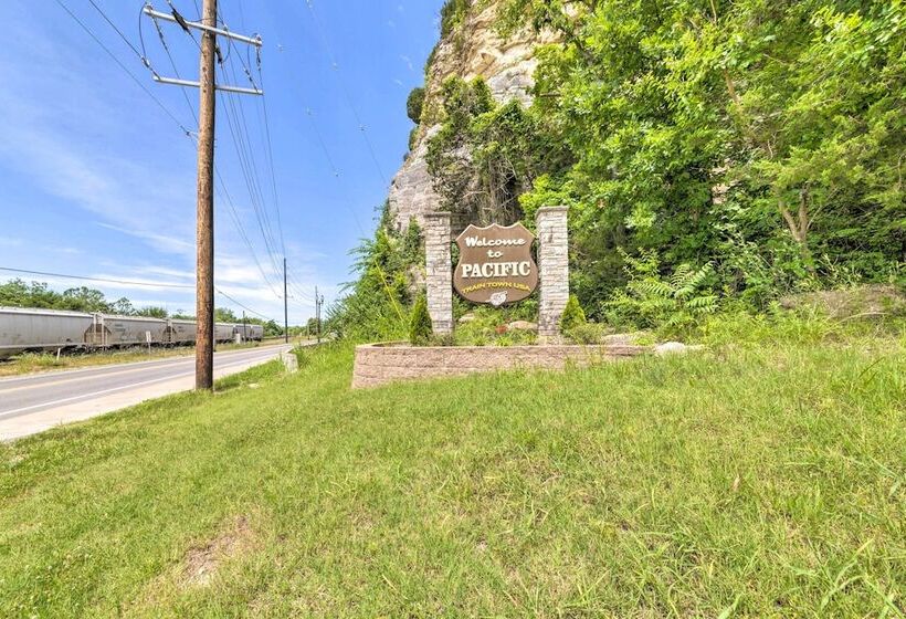 Lucky Dawg  Pet Friendly Abode Near St Louis!