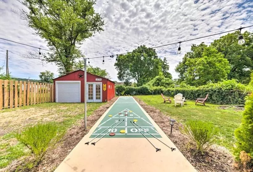 Lucky Dawg  Pet Friendly Abode Near St Louis!