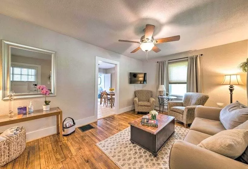 Lucky Dawg  Pet Friendly Abode Near St Louis!