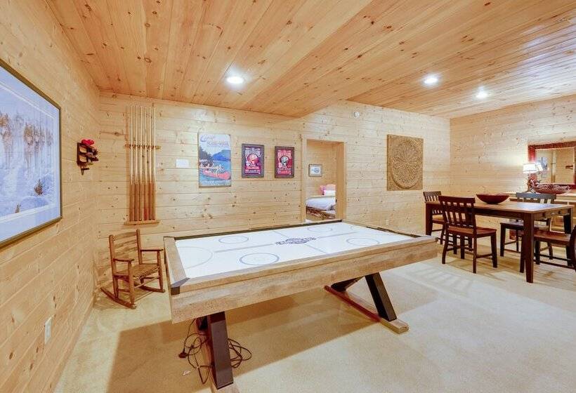 Luxury Cabin W/ Deck < 5 Miles To Sapphire Valley!