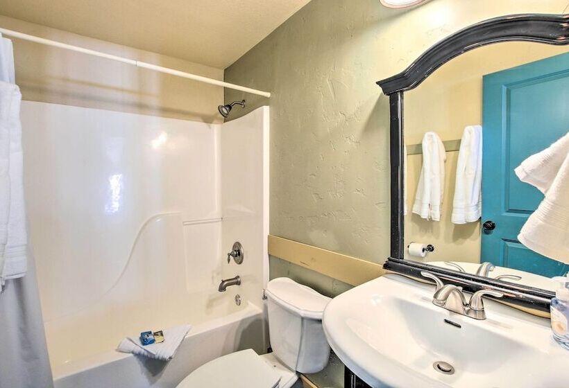 Massive Cabin W/ Game Room, 1 Mi To Bear Lake