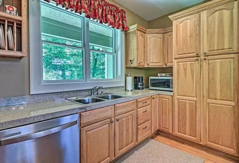 Mountain View Home: Hike, Raft, Golf + More!