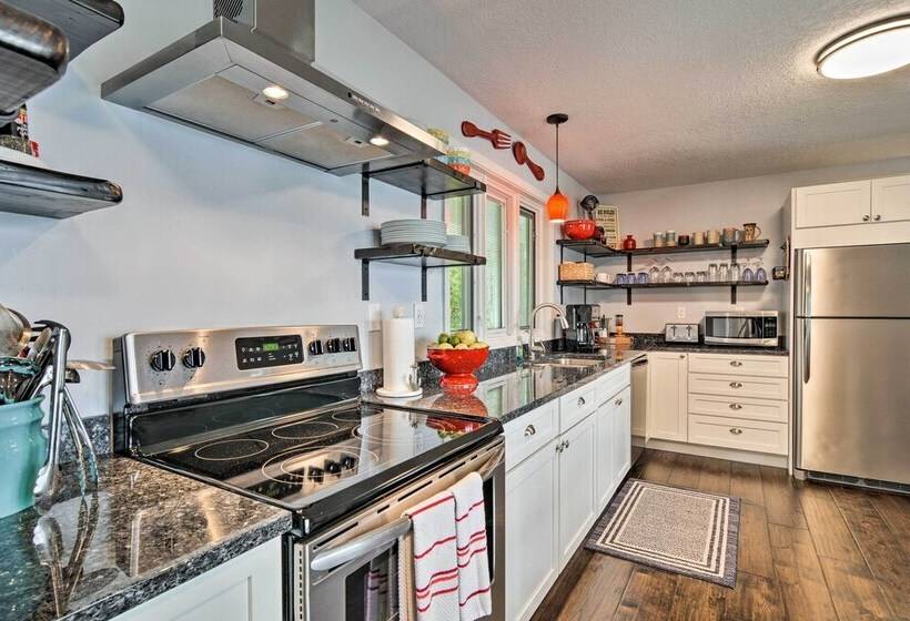 Fire Pit, Smart Tv: Waterfront Charlevoix Home