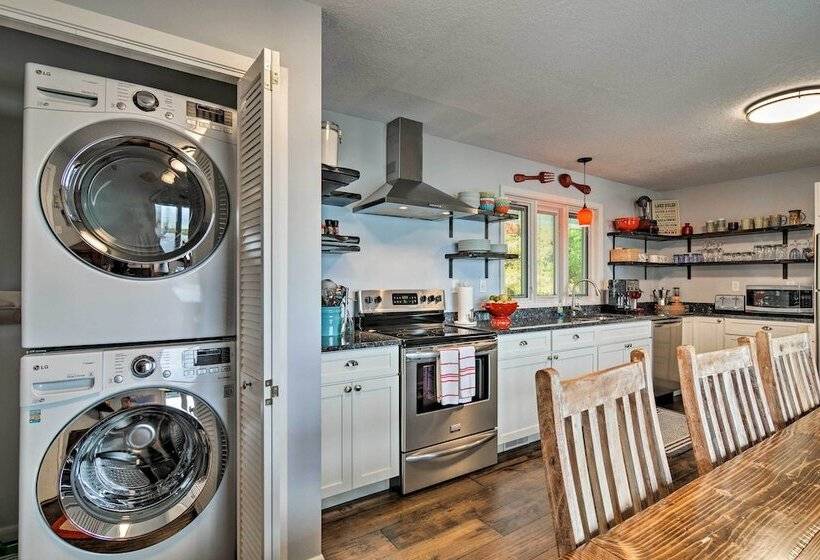 Fire Pit, Smart Tv: Waterfront Charlevoix Home