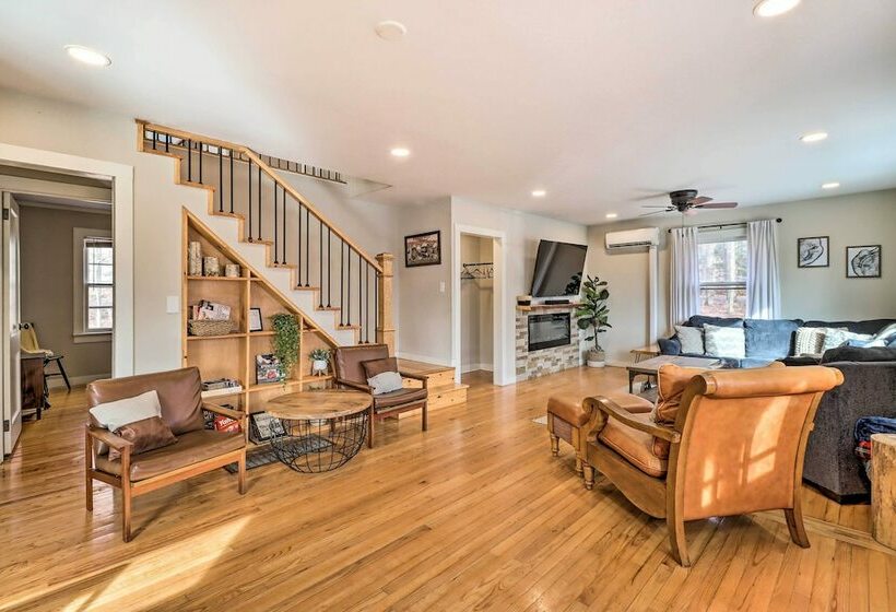 Poconos Gem W/ Hot Tub & Massive Theater Room