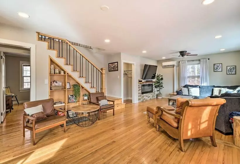 Poconos Gem W/ Hot Tub & Massive Theater Room