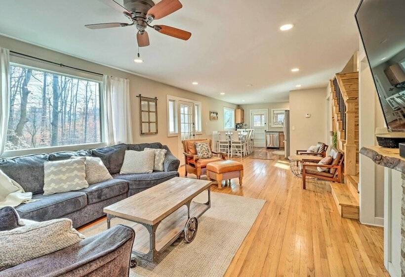 Poconos Gem W/ Hot Tub & Massive Theater Room