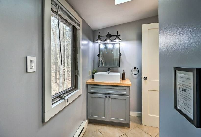 Poconos Gem W/ Hot Tub & Massive Theater Room