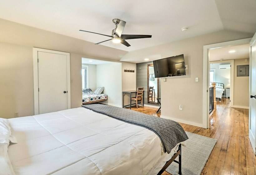 Poconos Gem W/ Hot Tub & Massive Theater Room