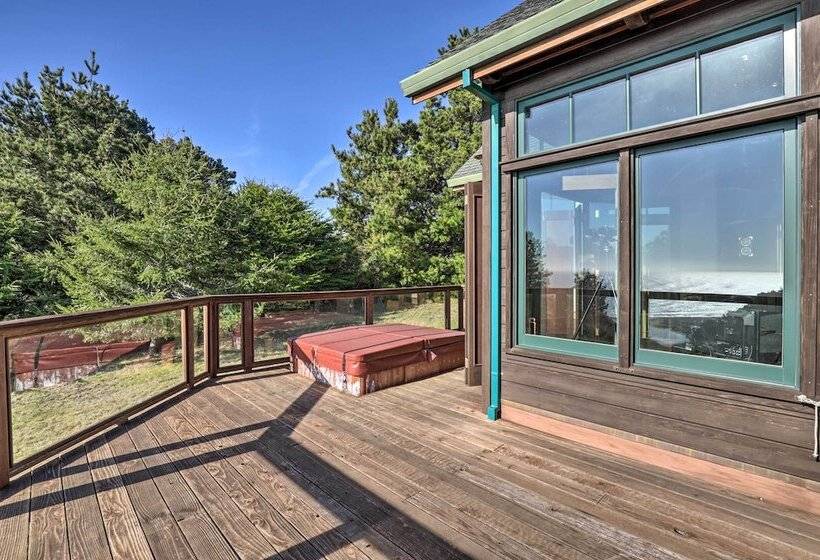 Romantic Ridgetop Escape W/ Hot Tub Near Mendocino