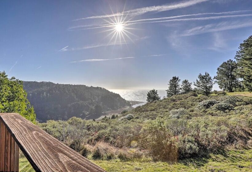 Romantic Ridgetop Escape W/ Hot Tub Near Mendocino