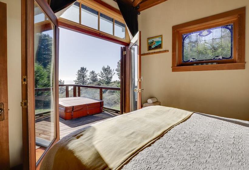 Romantic Ridgetop Escape W/ Hot Tub Near Mendocino