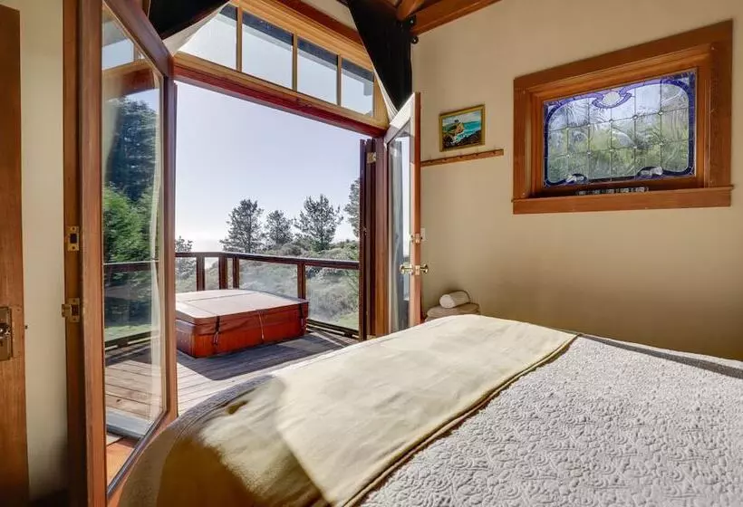 Romantic Ridgetop Escape W/ Hot Tub Near Mendocino