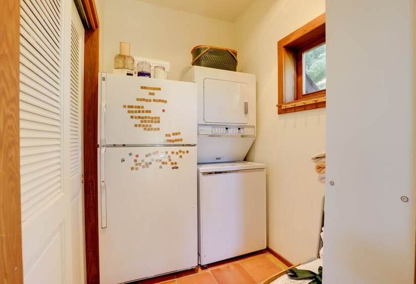 Romantic Ridgetop Escape W/ Hot Tub Near Mendocino