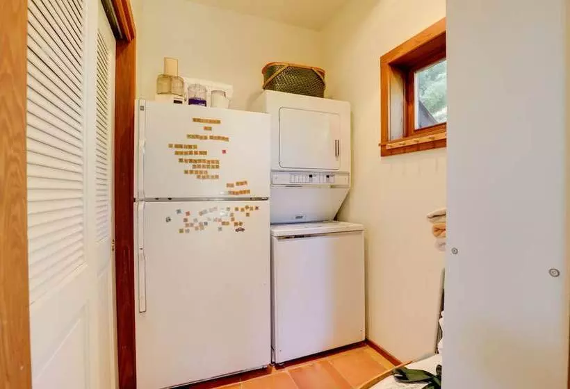 Romantic Ridgetop Escape W/ Hot Tub Near Mendocino