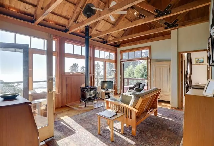 Romantic Ridgetop Escape W/ Hot Tub Near Mendocino