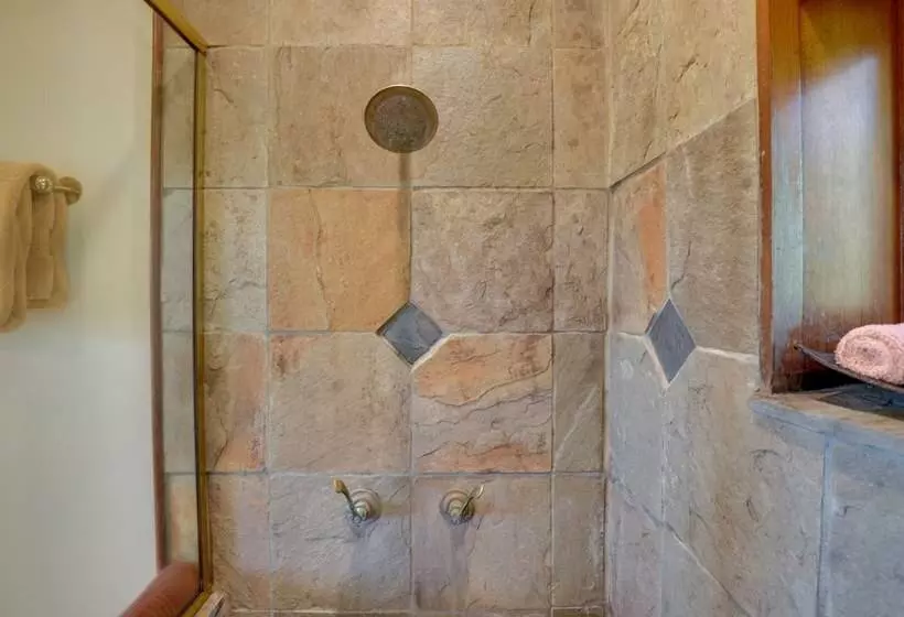 Romantic Ridgetop Escape W/ Hot Tub Near Mendocino