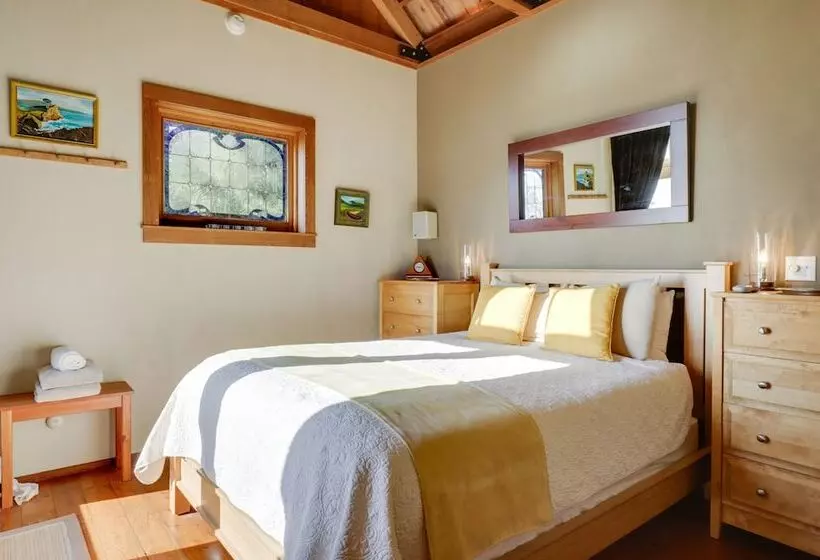 Romantic Ridgetop Escape W/ Hot Tub Near Mendocino