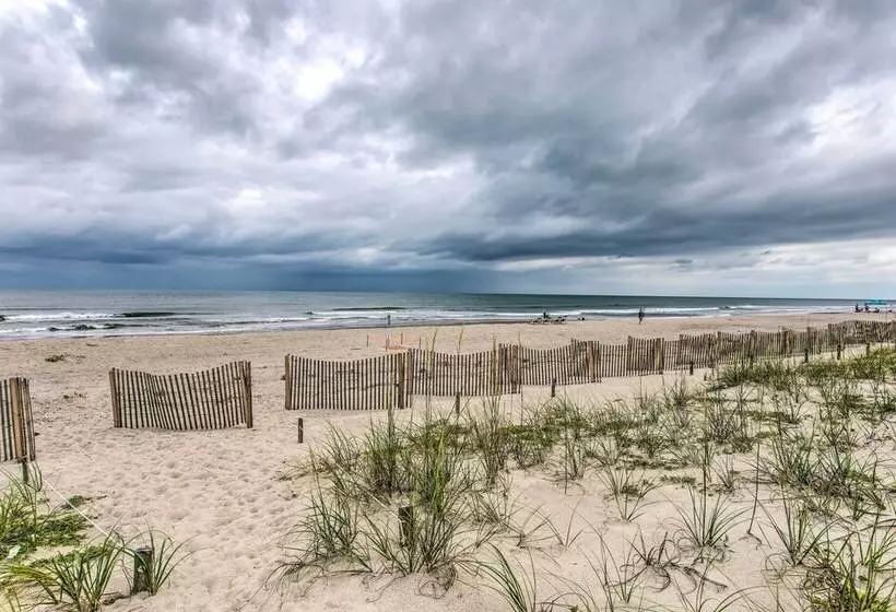 Rustic Beachfront Cottage W/ Deck & Boardwalk