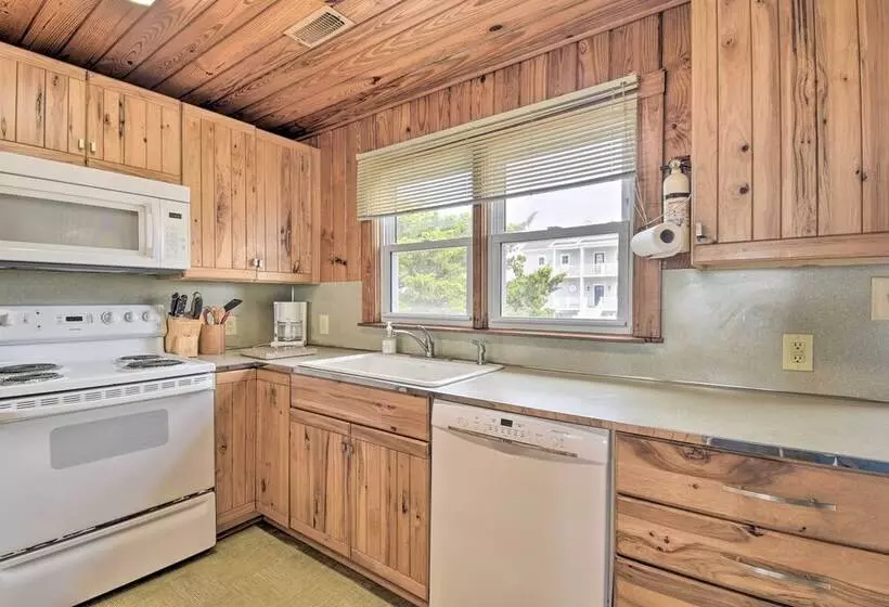 Rustic Beachfront Cottage W/ Deck & Boardwalk