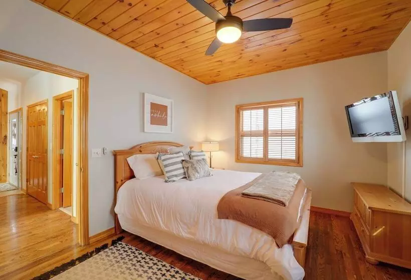Views & Hot Tub: Sky Barn Retreat In Beech Mtn!