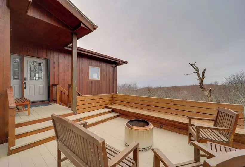 Views & Hot Tub: Sky Barn Retreat In Beech Mtn!