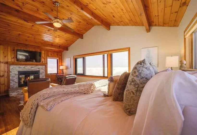 Views & Hot Tub: Sky Barn Retreat In Beech Mtn!