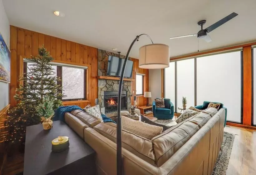 Views & Hot Tub: Sky Barn Retreat In Beech Mtn!