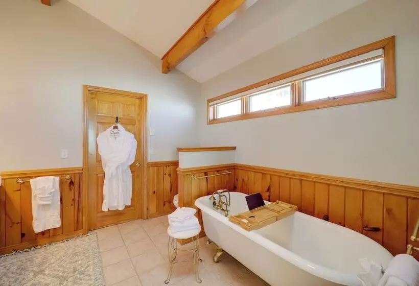 Views & Hot Tub: Sky Barn Retreat In Beech Mtn!