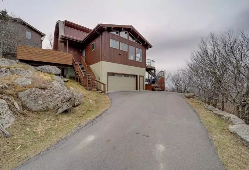 Views & Hot Tub: Sky Barn Retreat In Beech Mtn!