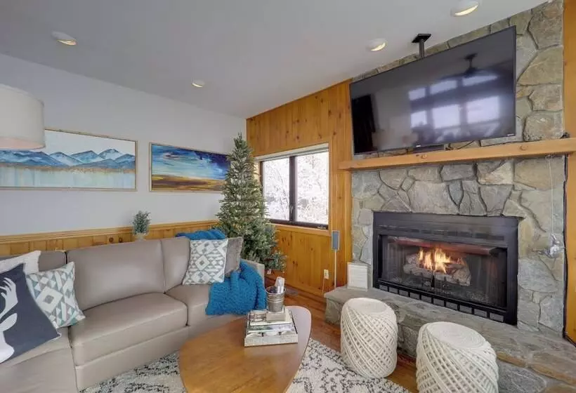 Views & Hot Tub: Sky Barn Retreat In Beech Mtn!