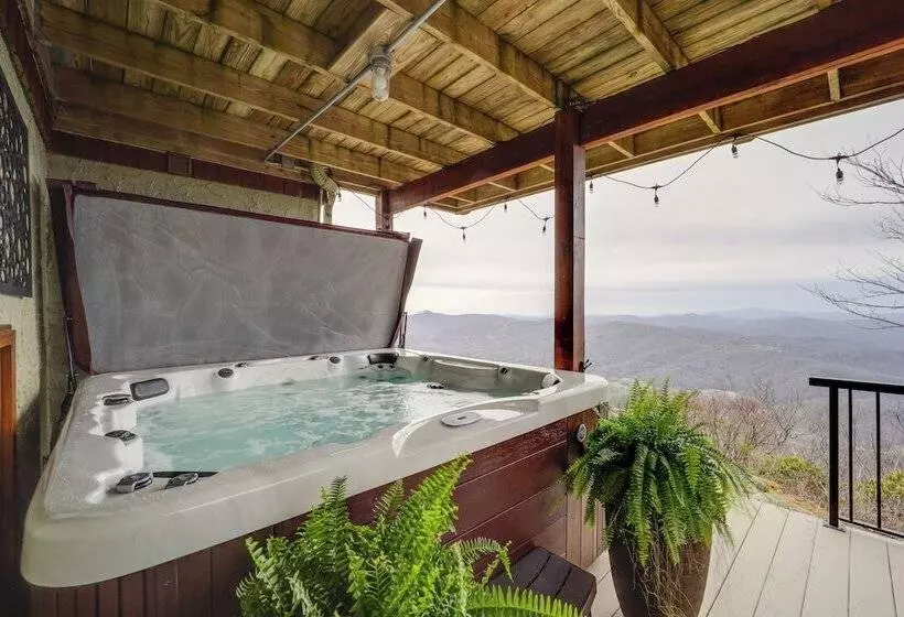 Views & Hot Tub: Sky Barn Retreat In Beech Mtn!