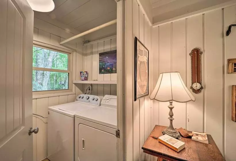 Spacious Cabin   4 Mi To Blue Ridge Parkway!