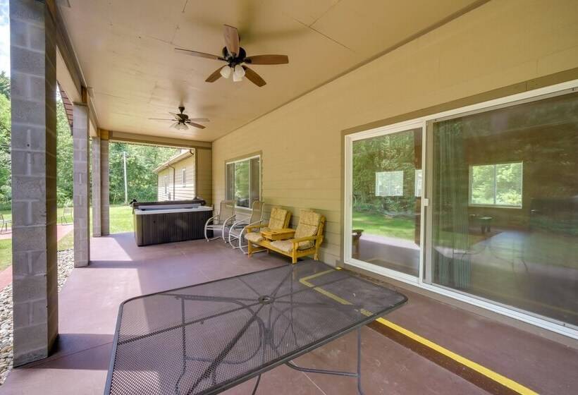 Spacious House On Half Acre < 3 Mi To Beach!