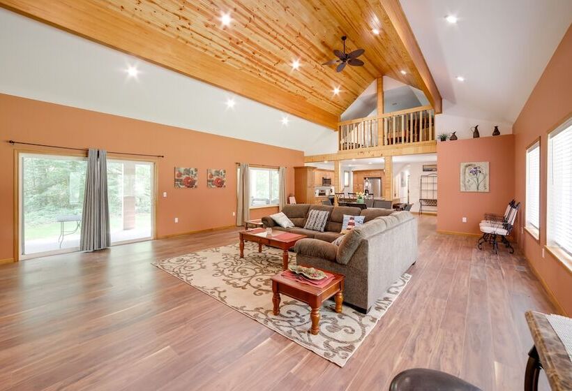 Spacious House On Half Acre < 3 Mi To Beach!