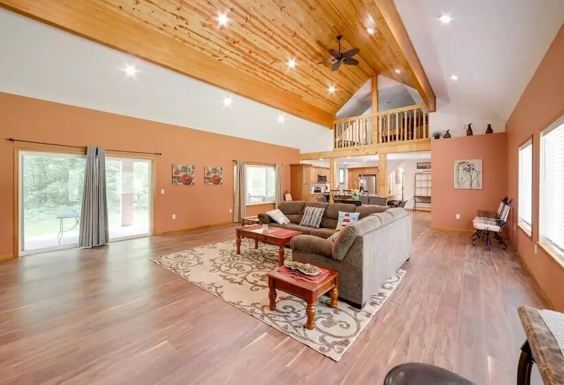 Spacious House On Half Acre < 3 Mi To Beach!