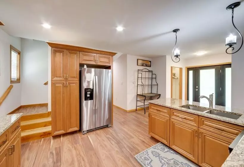 Spacious House On Half Acre < 3 Mi To Beach!