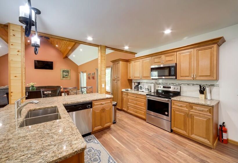 Spacious House On Half Acre < 3 Mi To Beach!