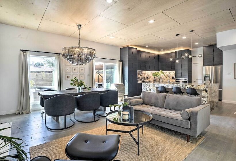 Stylish Albuquerque Home ~ 6 Miles To Downtown!